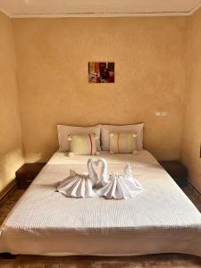 A bed or beds in a room at Riad Rime Garden Marrakech
