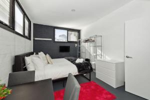 a bedroom with a bed and a red rug at Conveniently Located 6 BR Unit in Melbourne