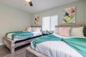 two beds in a room with two at Saltwater pool, FREE beach passes & GREAT location! in Boynton Beach