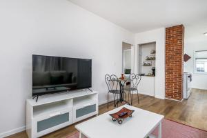Μια τηλεόραση ή/και κέντρο ψυχαγωγίας στο Annies on Adair - NO Step Entry +11 φωτογραφίες