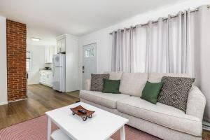 ein Wohnzimmer mit einem Sofa und einem Tisch in der Unterkunft Annies on Adair - NO Step Entry in Dubuque