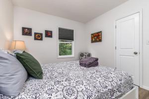 Schlafzimmer mit einem Bett und einem Fenster in der Unterkunft Annies on Adair - NO Step Entry in Dubuque