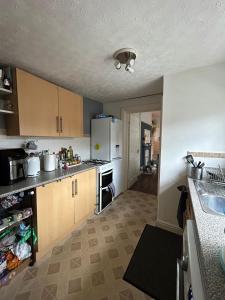 Cuisine ou kitchenette dans l'établissement Double room in Heaton