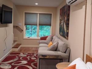 sala de estar con sofá y TV en Poplar Treehouse - Rustic Luxury en Marshall