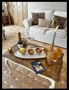 salon ze stołem z jedzeniem i świecą w obiekcie Appartement Un moment d’ÉVAsion w Épernay