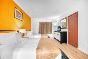 um quarto de hotel com duas camas e uma televisão em Travelodge by Wyndham Miami Biscayne Bay em Miami