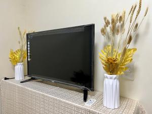 En TV eller et underholdningssystem på Condotel Room to Stay Lodging