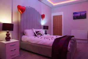 Postel nebo postele na pokoji v ubytování Imperial Suites Bradford