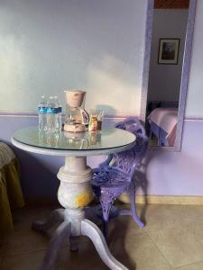 un tavolo in vetro in una stanza con specchio di Casa Morada a Bernal