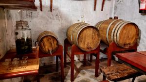 ein Zimmer mit drei Holzweinfässern auf Stühlen in der Unterkunft Los Nacientes: Cordero in Los Sauces