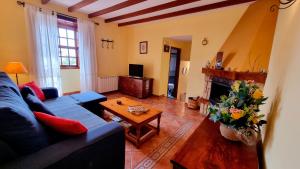 ein Wohnzimmer mit einem blauen Sofa und einem Tisch in der Unterkunft Los Nacientes: Cordero in Los Sauces