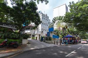 uma rua numa cidade com um edifício em OYO 161 Lodge Paradize Hotel em Kuala Lumpur
