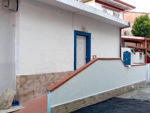 una puerta azul en el lateral de un edificio en Casa relax, en Vibo Valentia Marina