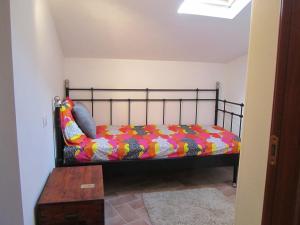 een bed met een kleurrijk dekbed in een kamer bij Casa Sol in Casole dʼElsa