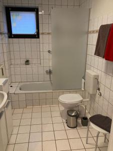 a bathroom with a tub and a toilet and a sink at Zimmervermietung Familie Hund in Leinefelde