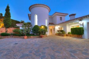 a large white house with a large driveway at Colina del Mar in Benalmádena