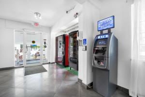 uma máquina de multibanco numa loja com um cartaz em Travelodge by Wyndham Miami Biscayne Bay em Miami