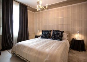 Un dormitorio con una cama grande y una lámpara de araña. en La Casa di Loto Suite en Cittadella