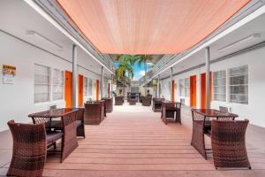 um corredor com mesas e cadeiras num edifício em Travelodge by Wyndham Miami Biscayne Bay em Miami