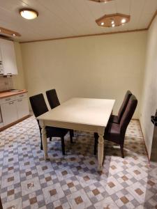 a table and chairs in a room with a kitchen at Haus der Erholung App 2 in Lotte