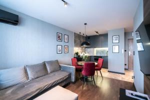 a living room with a couch and a table at Noche Apartamenty Premium in Biała Podlaska
