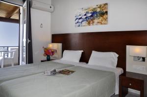 Postel nebo postele na pokoji v ubytování Dandidis Seaside Pension
