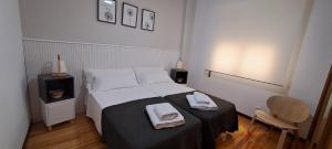 1 dormitorio con 1 cama con 2 toallas en Erdizka, céntrico apartamento turístico con la mejor vista Plaza de los Fueros, en Estella