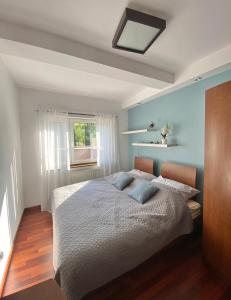 une chambre avec un lit et une fenêtre dans l'établissement Apartament Na Stoku, à Kielce