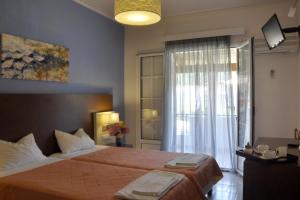 Postel nebo postele na pokoji v ubytování Dandidis Seaside Pension