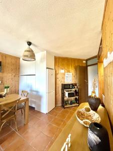 a kitchen and dining room with a table and a refrigerator at Warehouse Sierra Nevada in Sierra Nevada