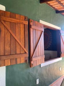 un paio di porte di legno su un muro di Little Kamala a Pipa