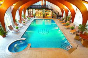 Bazén v ubytování Rowton Hall Hotel and Spa nebo v jeho okolí