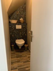 a bathroom with a toilet in a hallway at L'appartement de Purdey in Saumur