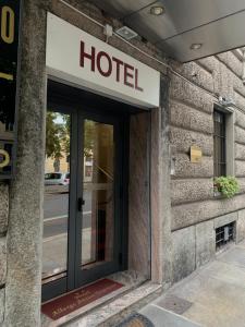 un panneau d'hôtel sur le côté d'un bâtiment dans l'établissement Hotel Antico Distretto, à Turin