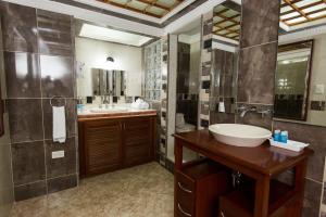 łazienka z umywalką i lustrem w obiekcie Hotel Sicarare w mieście Valledupar +23 zdjęcia