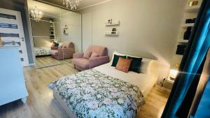 1 dormitorio con 1 cama, 1 sofá y 1 silla en Millennium La Tour, en Varsovia