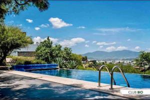 una piscina con vistas a las montañas en Luxury home at Juriquilla, 4 bedrooms Queretaro, en Querétaro