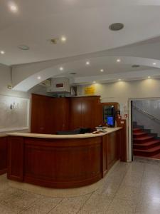 um átrio com uma área de espera e uma escadaria em Hotel Antico Distretto em Turim