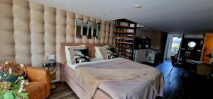 1 dormitorio con 1 cama grande y una gran pared acolchada en City Attic Haarlem en Haarlem