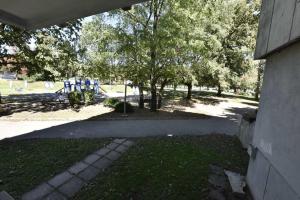 einen Park mit Bäumen und blauen Parkuhren in der Unterkunft Apartman Isidora in Banja Luka