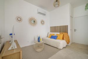 ein weißes Zimmer mit einem Bett und einem Tisch in der Unterkunft Sublime appartement avec Terrasse & Climatisation in Marseille