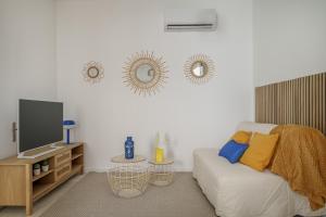a living room with a couch and a flat screen tv at Sublime appartement avec Terrasse & Climatisation in Marseille