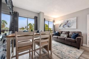 een woonkamer met een tafel en een bank bij Apartment at The Enclave Resort - Near Universal in Orlando