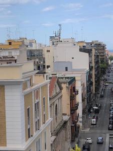 vistas a una ciudad con edificios y una calle en Visconti 90, en Bari