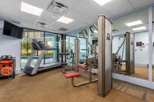 een fitnessruimte met loopbanden en crosstrainers bij Apartment at The Enclave Resort - Near Universal in Orlando