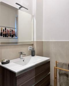 y baño con lavabo blanco y espejo. en Visconti 90 en Bari