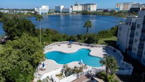 een uitzicht over een zwembad met een groot meer bij Apartment at The Enclave Resort - Near Universal in Orlando