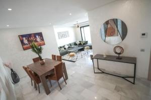- un salon avec une table et une salle à manger dans l'établissement Luxury Prestigia 2Bed Rooms, à Rabat