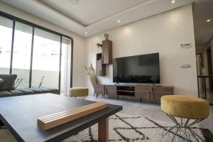 Μια τηλεόραση ή/και κέντρο ψυχαγωγίας στο Luxury Prestigia 2Bed Rooms