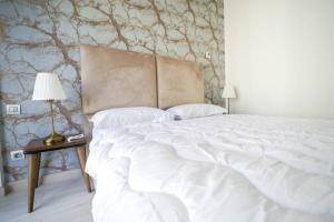 - une chambre avec un lit blanc et une table avec une lampe dans l'établissement Luxury Prestigia 2Bed Rooms, à Rabat